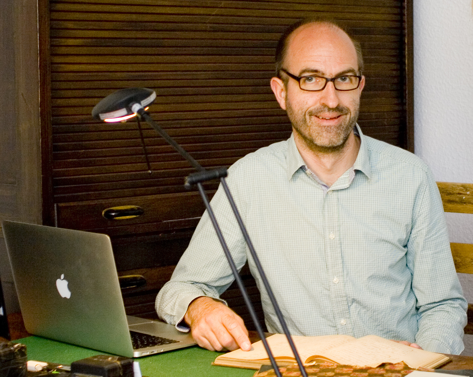 blog-familienforschung-jarzebowski-berlin Genealoge Marc Jarzebowski in seinem Büro in Berlin