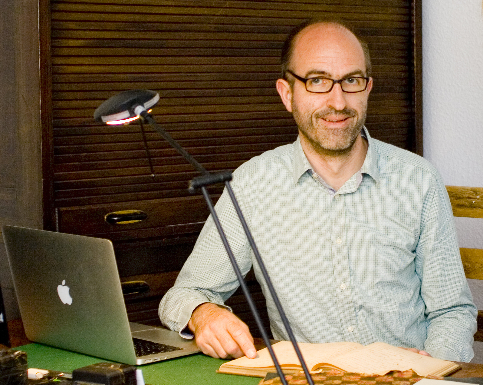 Genealoge Marc Jarzebowski in seinem Büro in Berlin