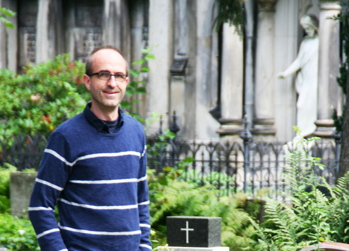 genealogist Marc Jarzebowski in Berlin on the Alt-Schöneberg cemetery