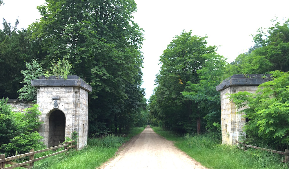 carinhall1 Allee zu Hermann Görings ehemaligem Jagdpalast Carinhall mit Torhäuschen