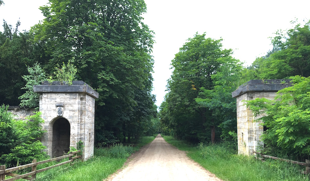 Allee zu Hermann Görings ehemaligem Jagdpalast Carinhall mit Torhäuschen