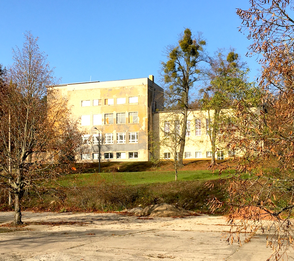 Friedensstadt Glau: die ehemalige Schule, heute Gemeindezentrum