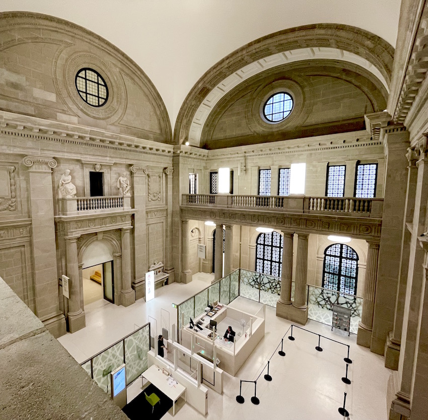 Staatsbibltiothek Berlin, Eingangshalle mit neuen Einbauten für den Zugang