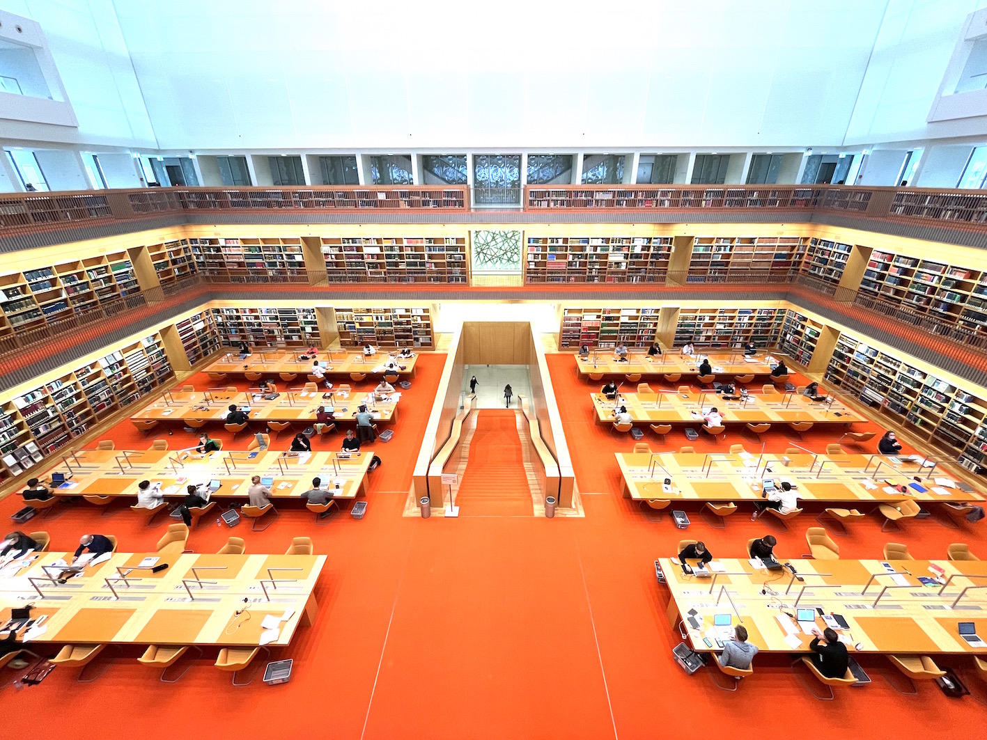 Staatsbibliothek Berlin zentraler Lesesaal von 2013